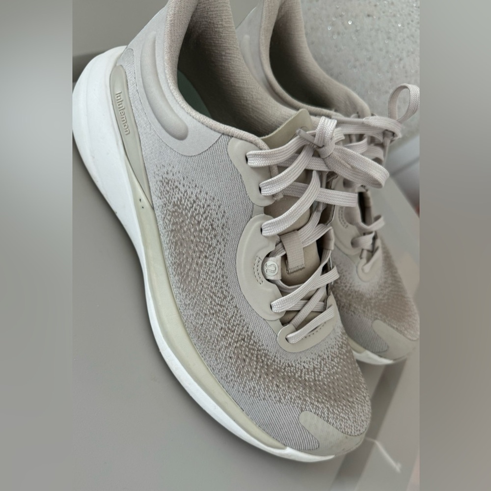 Size 9 women’s lululemon chargefeel workout sneakers tan beige